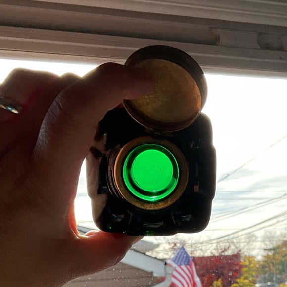 ANTIQUE EMERALD GREEN GLASS INKWELL BRASS CAP VERY SCARCE TO FIND! - Picture 3 of 15